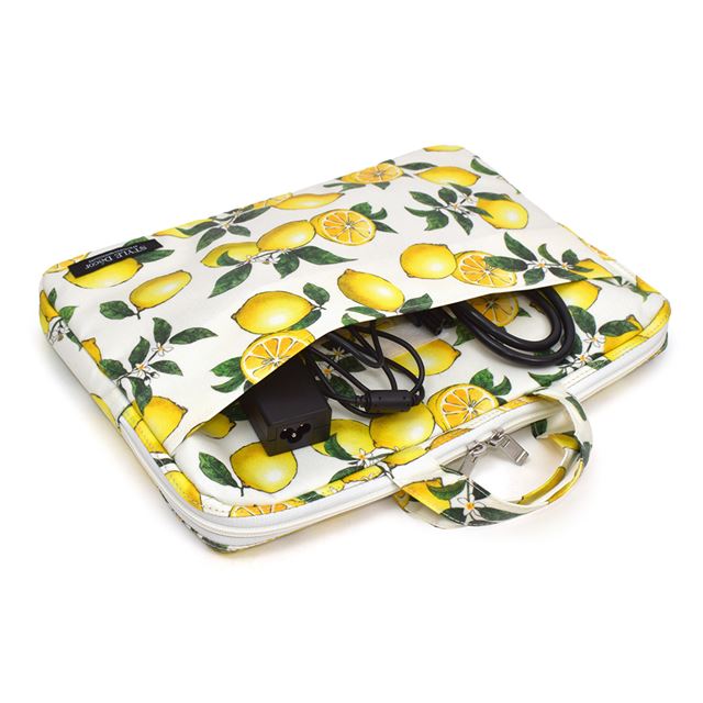 スタイルデコールのPCケース。ノートパソコンが収納できる、かわいいカバー。北欧やボタニカルなど、おしゃれな柄がたくさん。