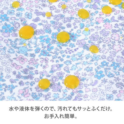 使いやすさとデザインにこだわった、着る人も介護する人も安心できる介護用エプロンです。撥水素材を使用し、こぼれた飲み物や食べ物をさっと拭くだけで簡単にお手入れが可能。繰り返し洗濯しても型崩れしにくく、速乾性があるのでいつでも清潔に保てます。2枚セットなので洗い替えにも便利です。