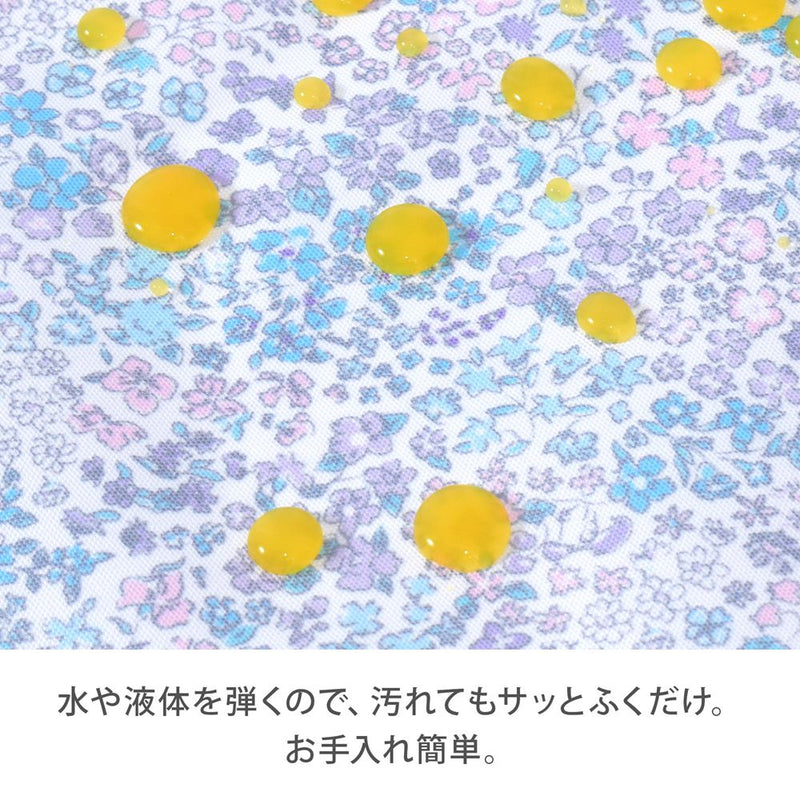 使いやすさとデザインにこだわった、着る人も介護する人も安心できる介護用エプロンです。撥水素材を使用し、こぼれた飲み物や食べ物をさっと拭くだけで簡単にお手入れが可能。繰り返し洗濯しても型崩れしにくく、速乾性があるのでいつでも清潔に保てます。2枚セットなので洗い替えにも便利です。