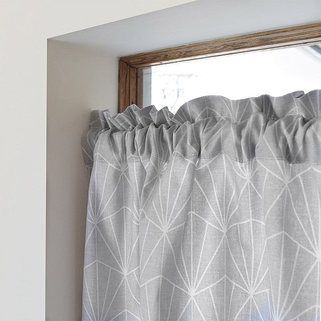 スタイルデコールのカフェカーテン。綿100％で、洗える小窓用カーテン。北欧やボタニカルなど、おしゃれな柄がたくさん。